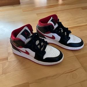 Air Jordan 1 Mid size 6 (with box)